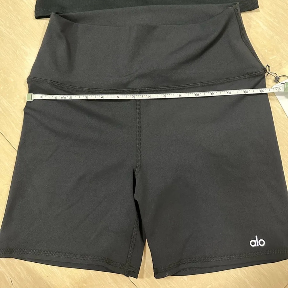 ALO Yoga Black Athletic Shorts with Wide Waistband - Picture 3 of 4
